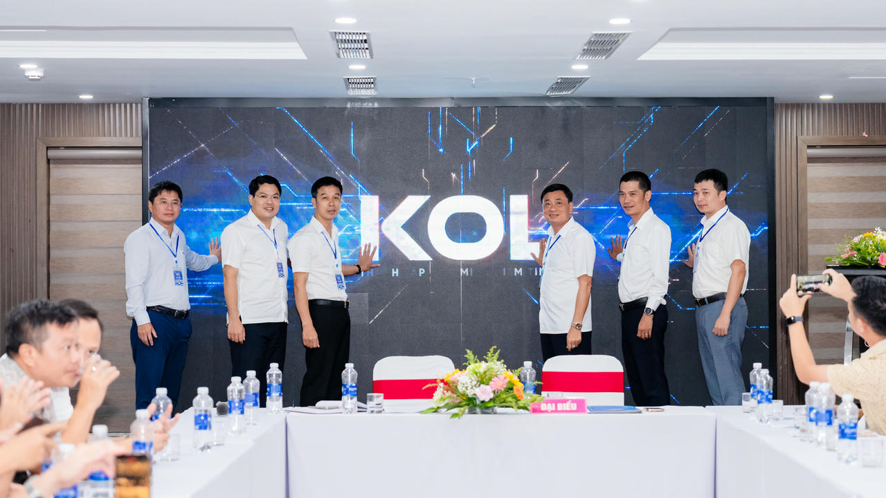 Đại tá Lê Văn Hóa, Phó Giám đốc Công an tỉnh Quảng Trị và các đại biểu thực hiện nghi thức ra mắt “Liên minh niềm tin số”.