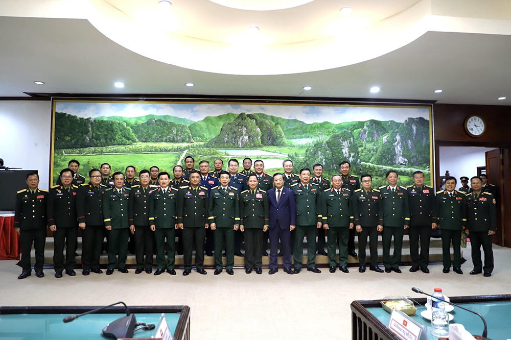 Đại tướng Phan Văn Giang và Thượng tướng Khamliang Outhakaysone chụp ảnh cùng các đại biểu.

