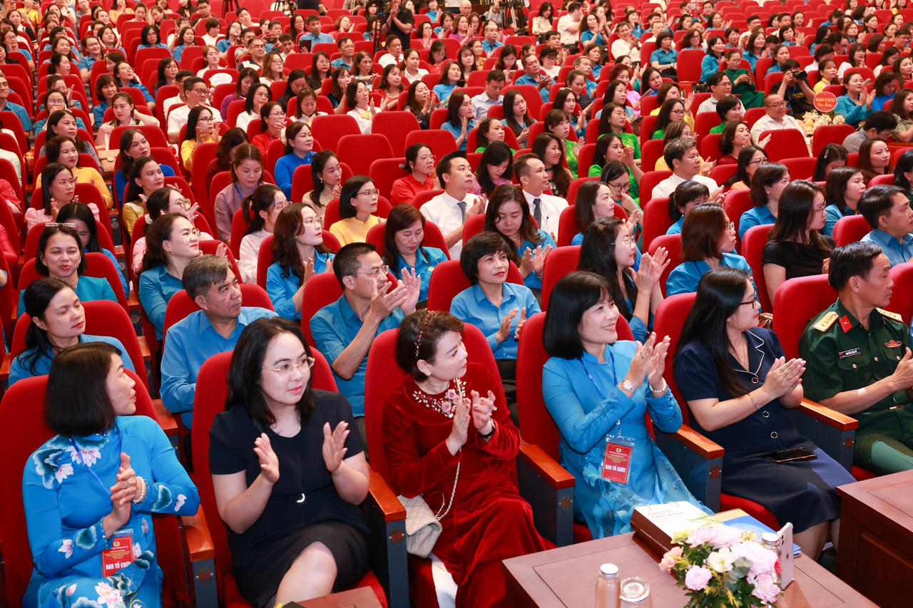 Các đại biểu tham dự buổi lễ.