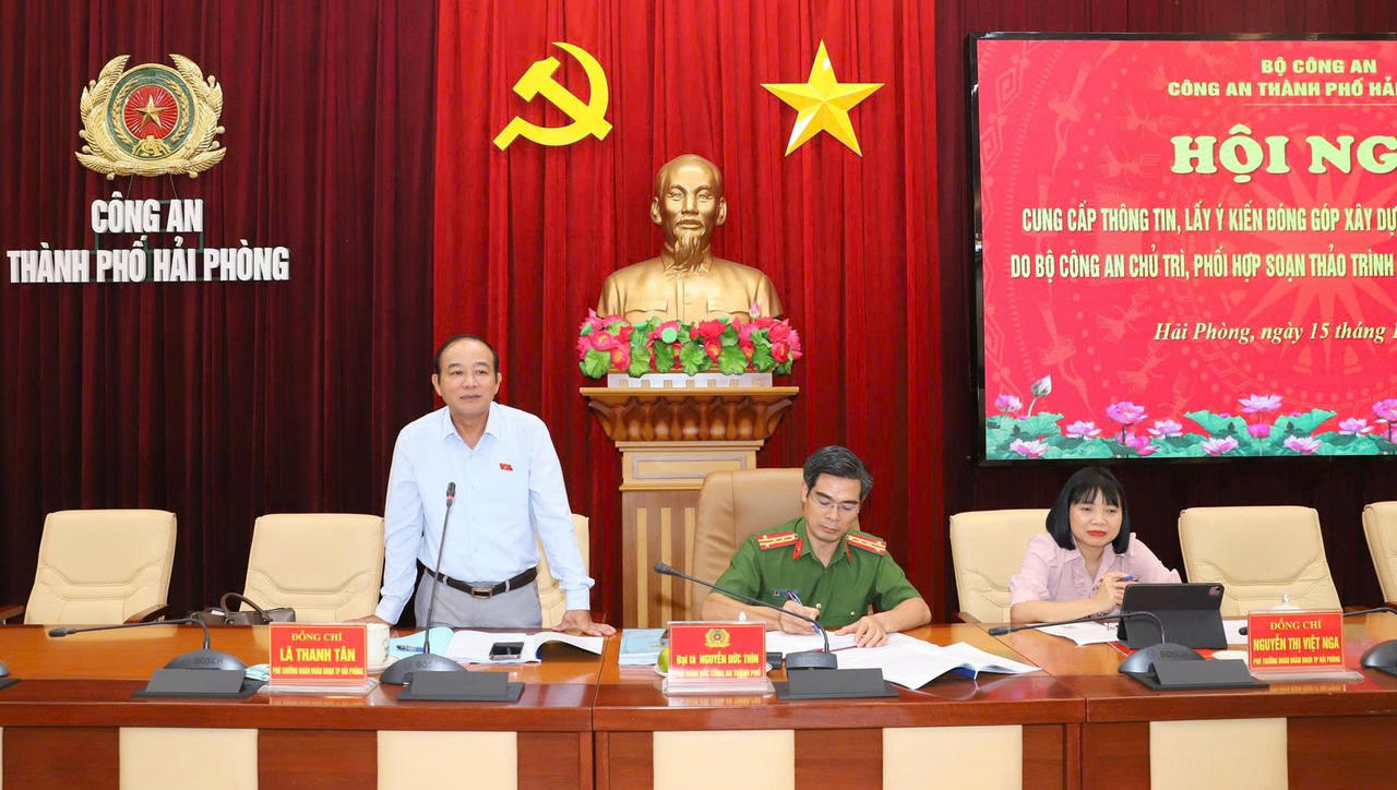 Ông Lã Thanh Tân, Phó Trưởng Đoàn &nbsp;chuyên trách đại biểu Quốc hội thành phố Hải Phòng phát biểu tại hội nghị.