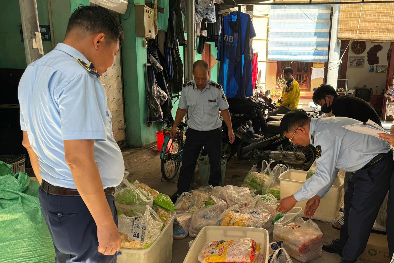Đội QLTT số 22 (Hà Nội) kiểm tra, xử phạt 2 cơ sở kinh doanh thực phẩm nhập lậu