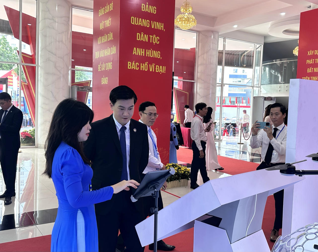 FPT mang đến hai giải pháp tiêu biểu: Ứng dụng Công dân số TPHCM và Giải pháp AI giám sát công trình tại nút giao An Phú