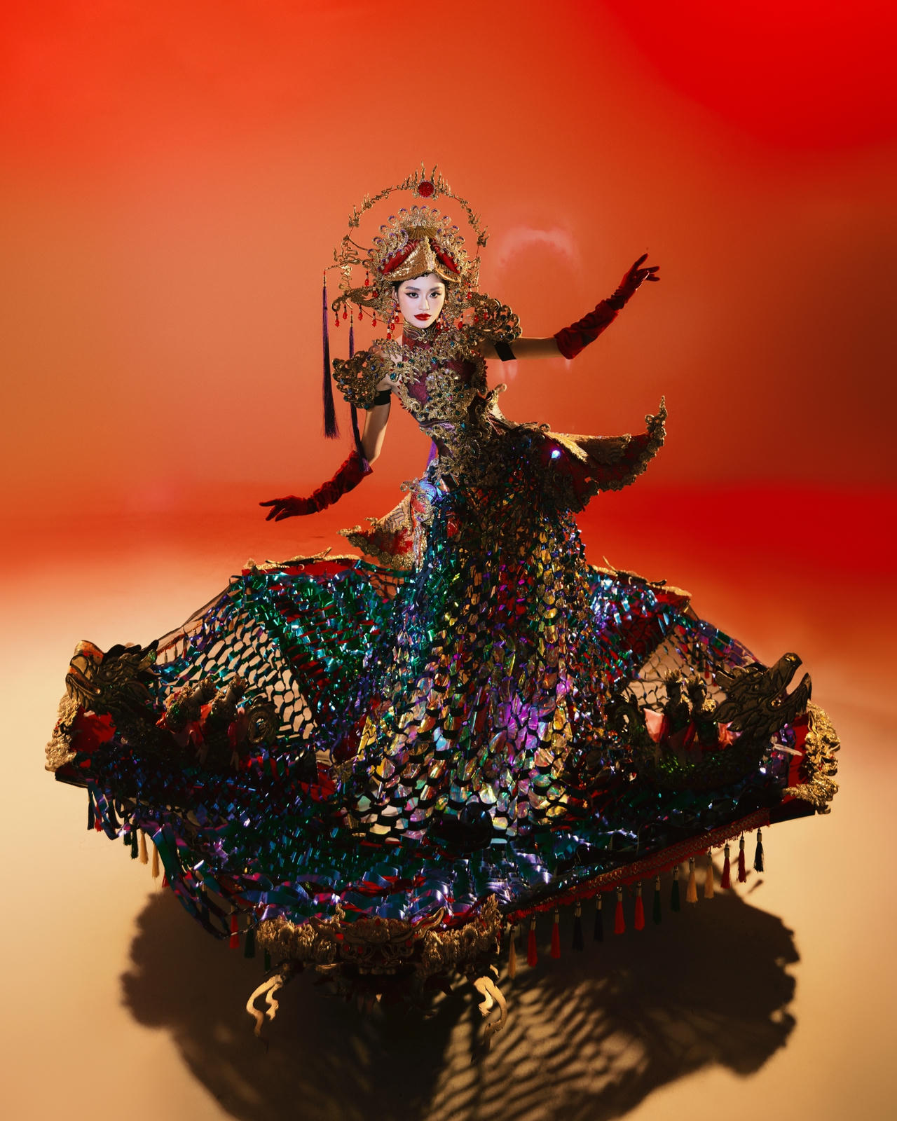 Bộ trang phục nặng 30kg và có kích thước lớn. Ảnh: SV