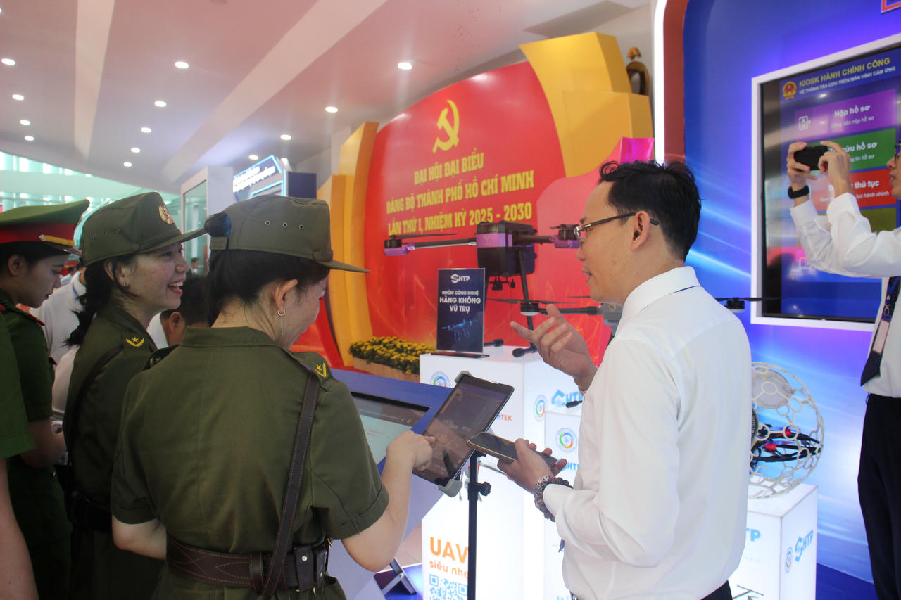 Các đại biểu, khách mời trải nghiệm trợ lý ảo Chatbot AI trên Ứng dụng Công dân số TPHCM do FPT phát triển.