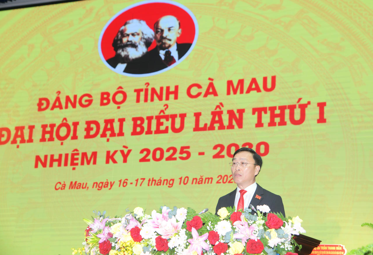 Ông Huỳnh Hữu Trí - Ủy viên BTV Tỉnh ủy, Phó Chủ UBND tỉnh Cà Mau, báo cáo tình hình đại biểu dự Đại hội; giới thiệu thông qua Chương trình Đại hội Phiên trù bị. (Ảnh: BTC Đại hội)