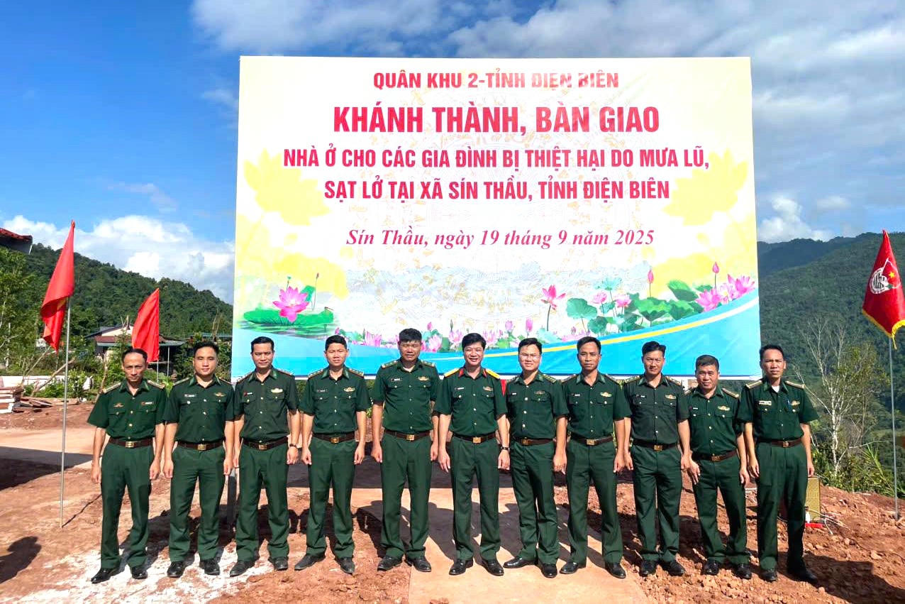Ngày 19/9/2025, Bộ Chỉ huy Quân sự tỉnh Điện Biên phối hợp với xã Sín Thầu tổ chức bàn giao nhà cho 7 hộ dân bản Tá Sú Lính, xã Sín Thầu bị ảnh hưởng do sạt lở đất, đây là hoạt động có ý nghĩa thiết thực chào mừng Kỷ niệm 80 năm Quốc khánh Nước CHXHCN Việt Nam. 