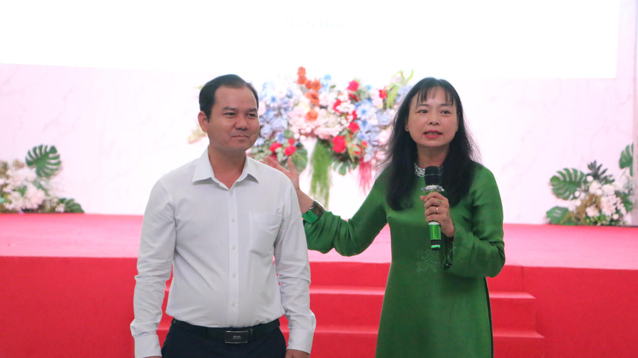 Ông Lý Hồng Huấn - Phó Giám đốc Sở Tư pháp Tây ninh hỗ trợ tập huấn cùng báo cáo viên