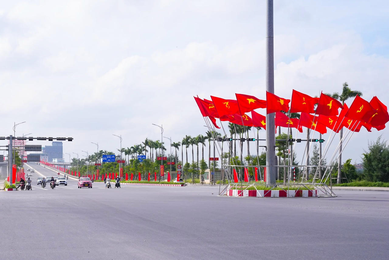 Trên các tuyến đường cờ đỏ sao vàng, cờ Đảng tung bay trước gió.