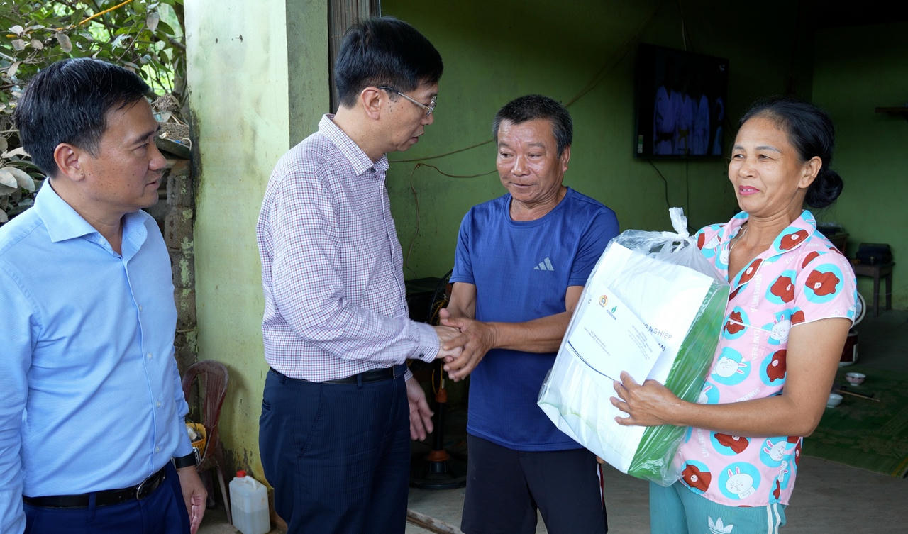 Không quản đường sá khó khăn, Phó Bí thư Thường trực Đảng ủy Petrovietnam Trần Quang Dũng và đoàn công tác đến xã Tuấn Sơn - một trong những địa phương chịu ảnh hưởng nặng nề nhất tại tỉnh Lạng Sơn để trực tiếp động viên, thăm hỏi, trao hỗ trợ cho người dân.