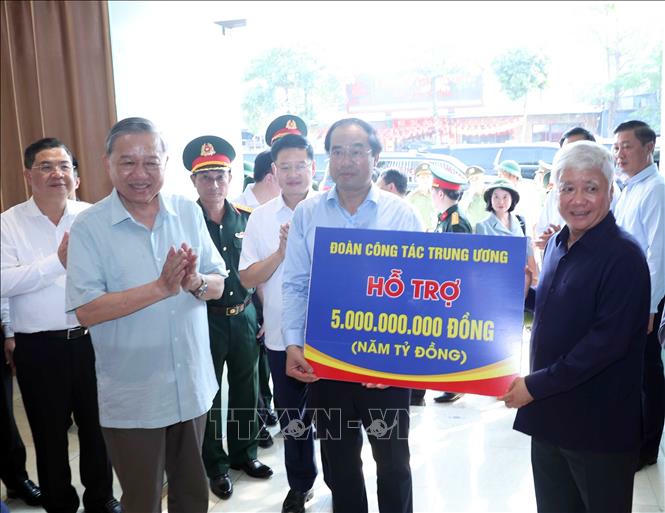 Tổng Bí thư Tô Lâm thăm hỏi, tặng quà các lực lượng tham gia phòng, chống bão lũ và giúp đỡ Nhân dân khắc phục hậu quả trên địa bàn tỉnh. Ảnh: TTXVN