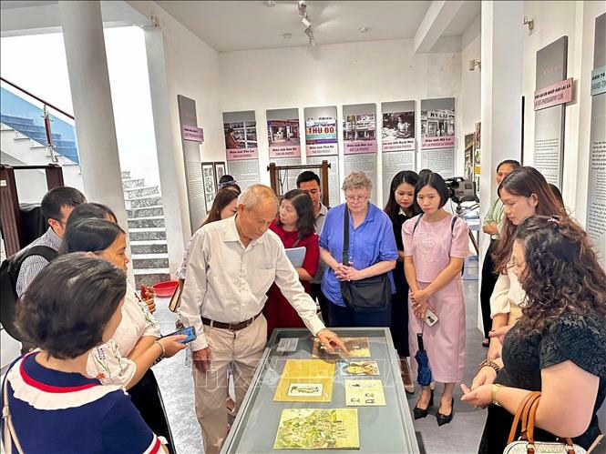 Đoàn công tác gồm các chuyên gia và cán bộ làm công tác bảo quản hiện vật bảo tàng, trung tâm lưu trữ tham quan Bảo tàng Nhiếp ảnh Lai Xá, xã Hoài Đức, thành phố Hà Nội. Ảnh: TTXVN&nbsp;