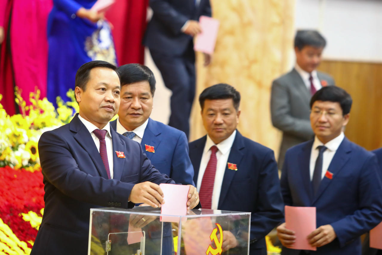 Các đại biểu bỏ phiếu bầu tại Đại hội.