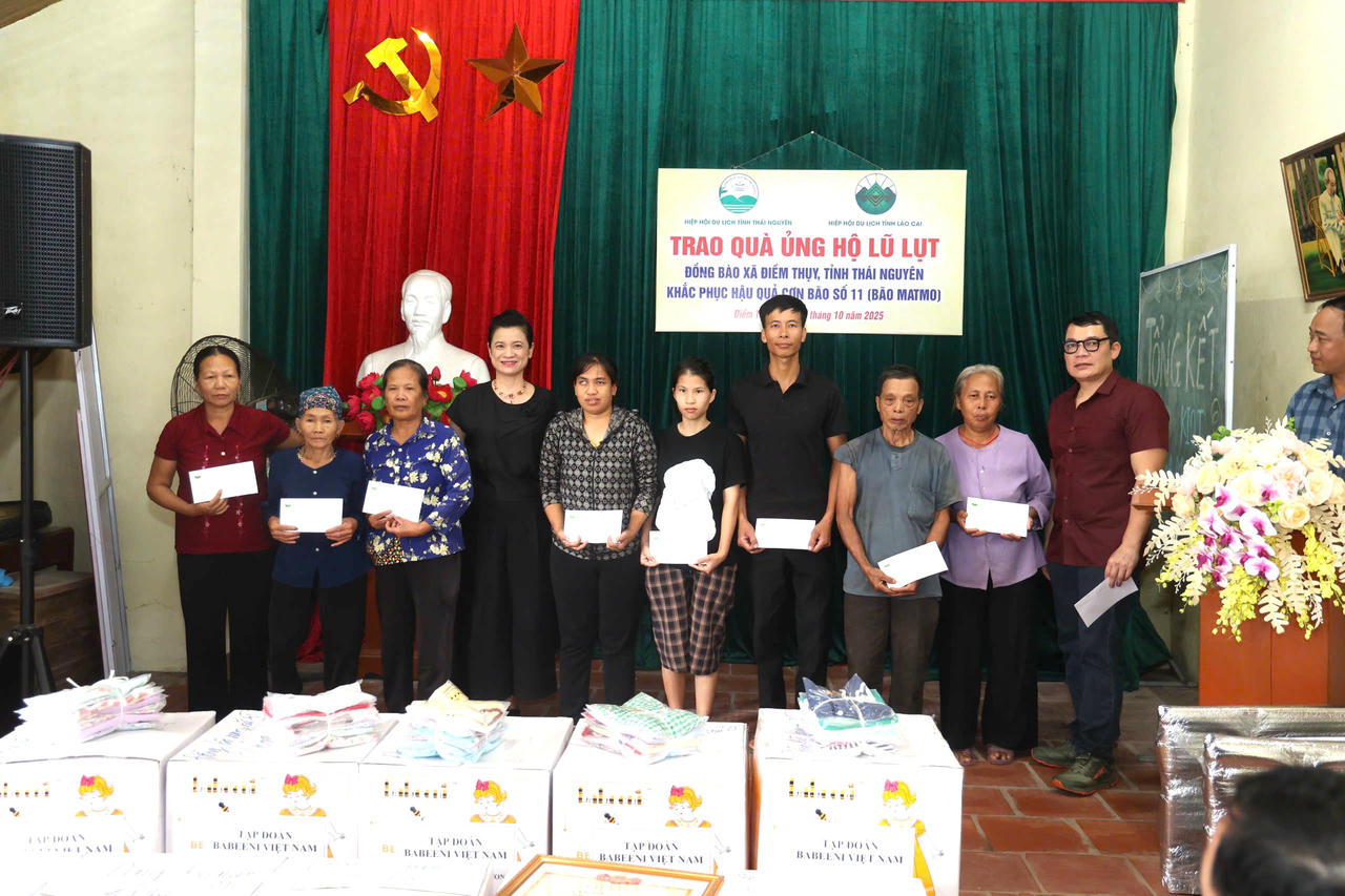 Đoàn trao quà ủng hộ chính quyền và Nhân dân xã Điềm Thụy