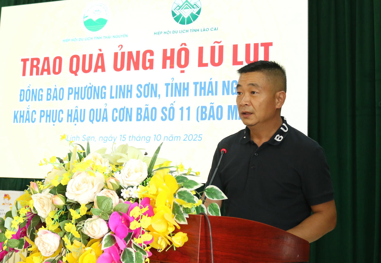 Ông Phạm Cao Vỹ, Chủ tịch Hiệp hội Du lịch tỉnh Lào Cai phát biểu tại buổi trao quà.