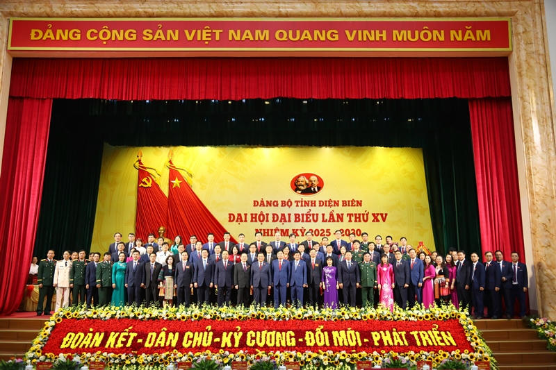 Các đại biểu chụp ảnh lưu niệm tại Đại hội.