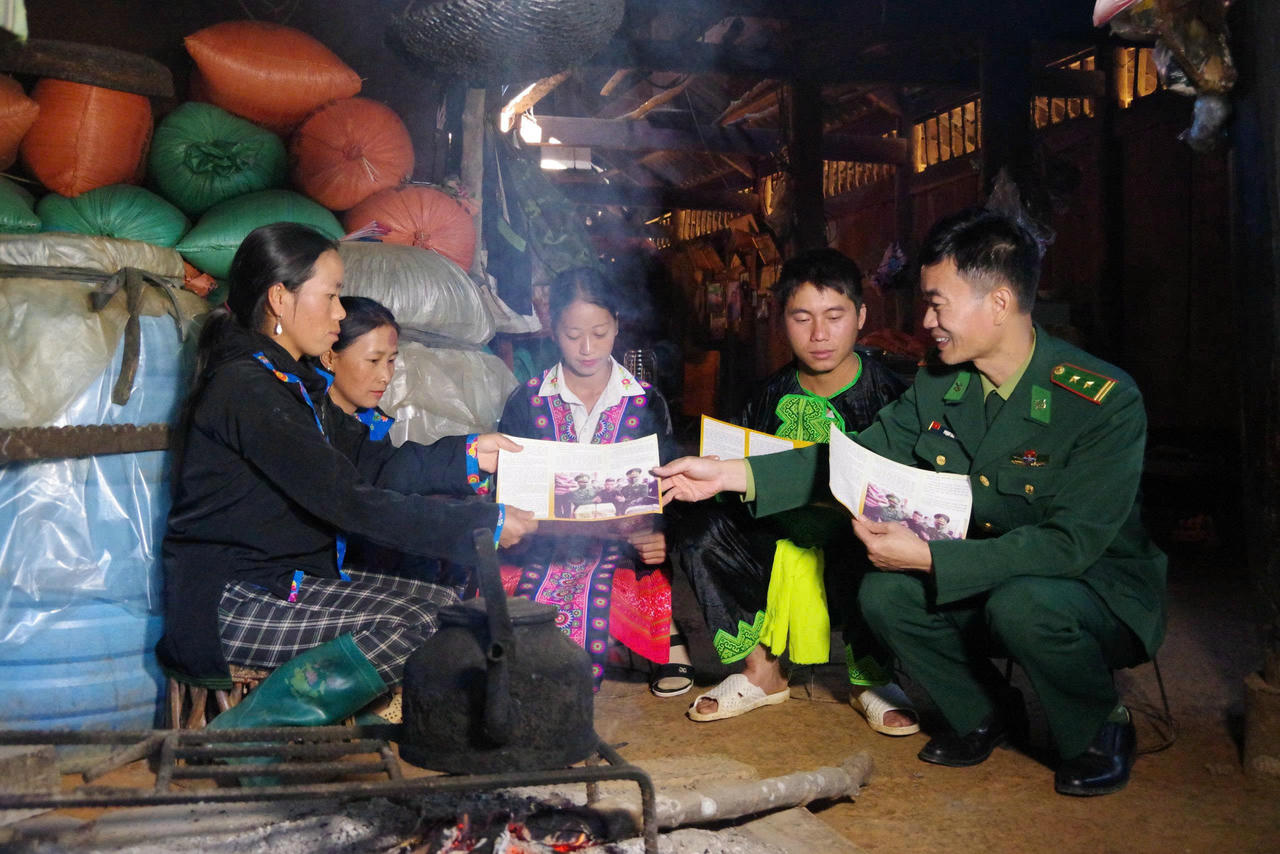 Bộ đội Biên phòng Điện Biên phát tờ rơi tuyên truyền pháp luật, phổ biến chính sách của Đảng, Nhà nước cho đồng bào dân tộc. (Ảnh: ĐVCC)