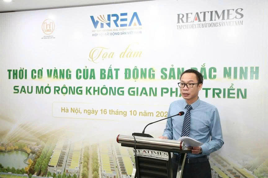 Nhà báo Phạm Nguyễn Toan - Phó Chủ tịch Hiệp hội Bất động sản Việt Nam, Tổng biên tập Tạp chí điện tử Bất động sản Việt Nam, Chủ tịch Liên chi hội Bất động sản Công nghiệp Việt Nam phát biểu khai mạc buổi tọa đàm