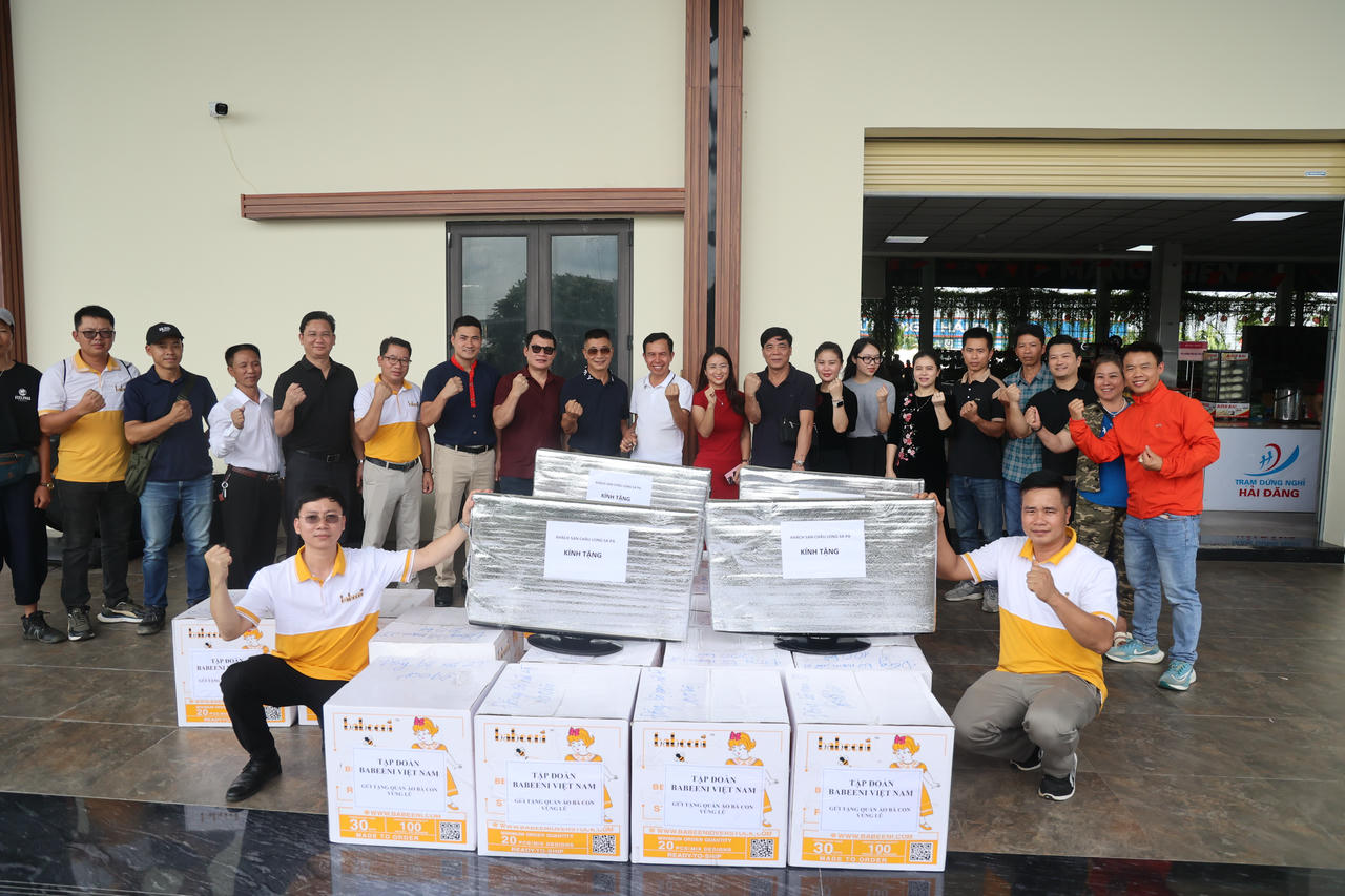 Đoàn công tác chụp ảnh lưu niệm.