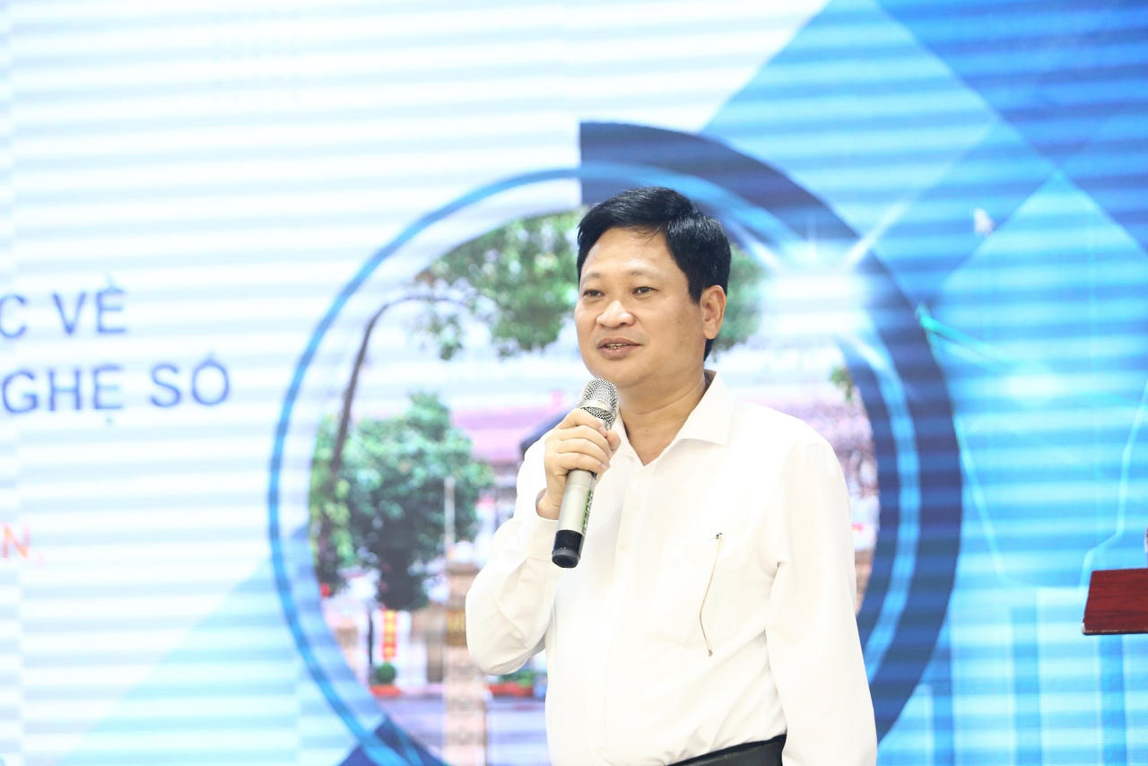 Ông Nguyễn Khắc Lịch, Cục trưởng Cục Công nghiệp Công nghệ thông tin trình bày tại Hội nghị (Ảnh: MST)