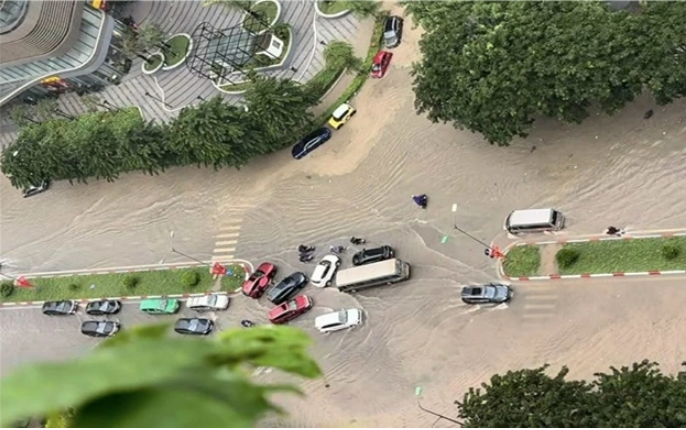 Một ngã tư nội thành mưa ngập nhìn từ trên cao (Ảnh: FB Trần Trọng An)
