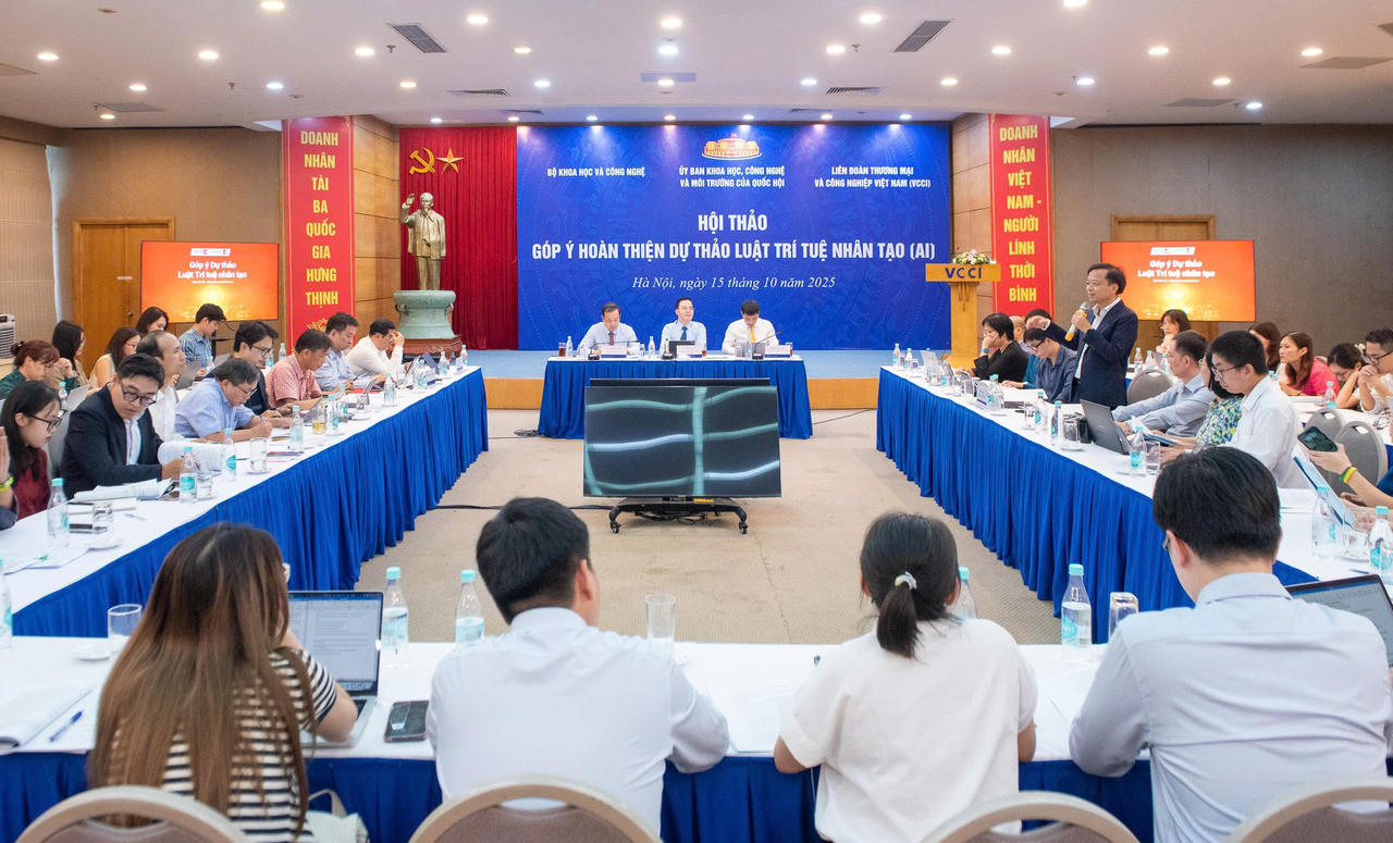 Ông Trần Văn Trí Giám đốc Công ty Cổ phần Truyền thông Luật Việt Nam phát biểu tại Hội thảo