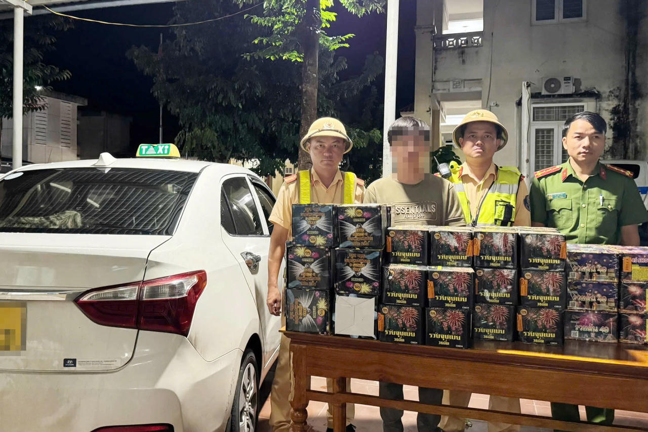 Bắt giữ 2 vụ vận chuyển hàng cấm, thu giữ hơn 100kg pháo nổ và 6.000 viên ma túy