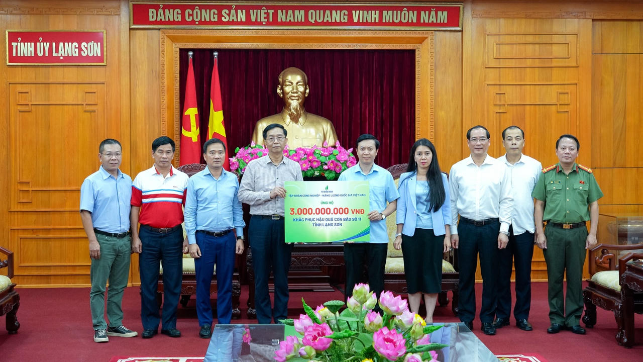 Tại Tỉnh ủy Lạng Sơn, Đoàn công tác Petrovietnam trao 3 tỷ đồng hỗ trợ tỉnh khắc phục hậu quả cơn bão số 11.