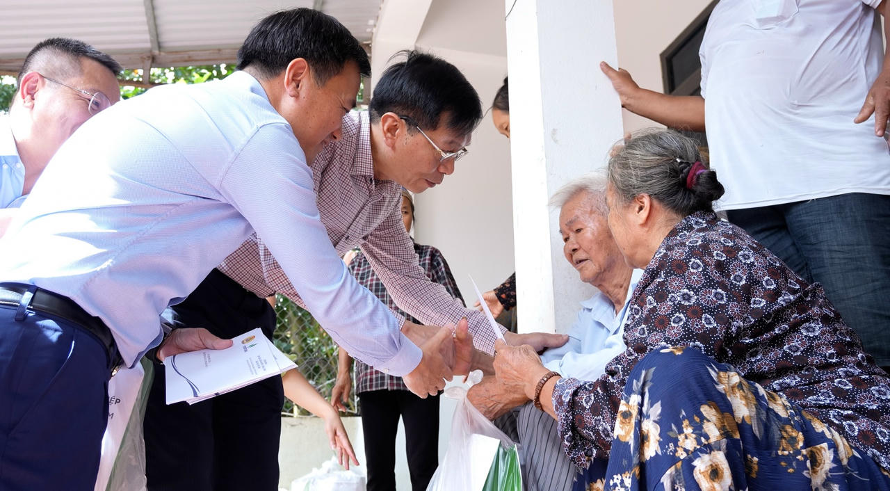 Đối với những hộ dân có hoàn cảnh đặc biệt, đoàn công tác Petrovietnam đã đến tận nơi nhằm trao quà hỗ trợ giúp bà con yên tâm sớm ổn định cuộc sống.