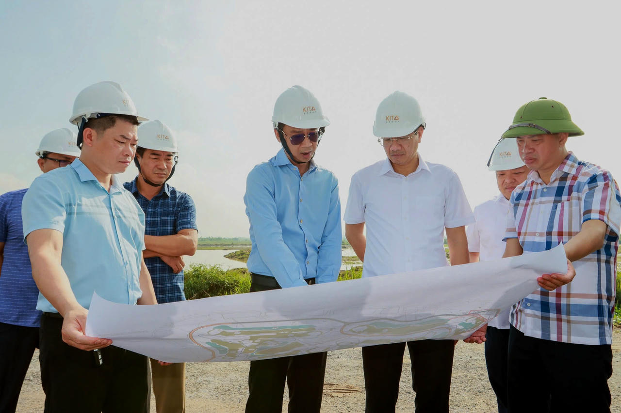 Phó Chủ tịch Thường trực UBND thành phố Lê Anh Quân kiểm tra tiến độ các dự án trọng điểm.