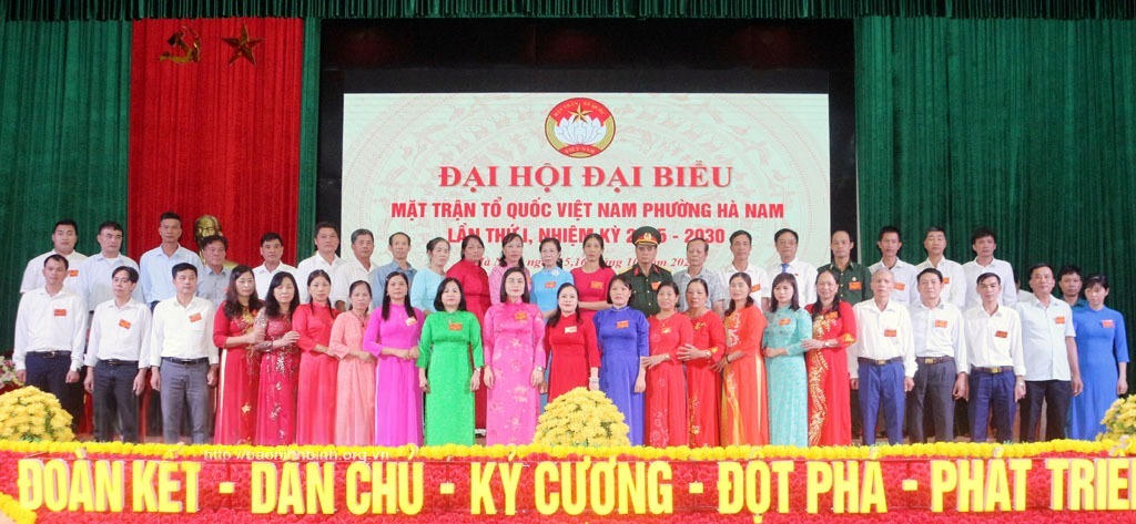 Các đại biểu chụp ảnh lưu niệm. (Ảnh: Tiến Đoàn)