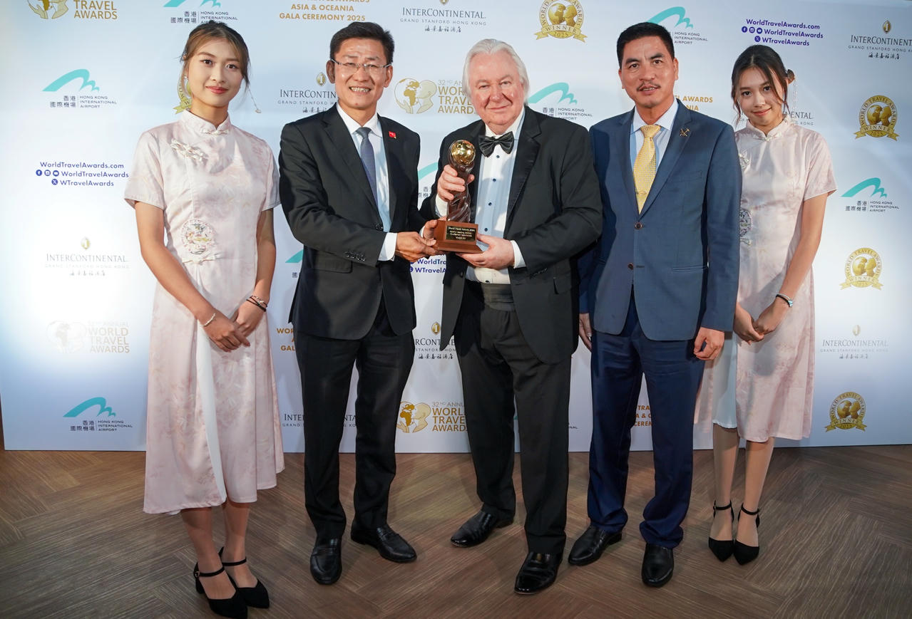 Ông Graham Cooke, nhà sáng lập World Travel Awards chúc mừng và trao cúp cho đại diện lãnh đạo Vietjet