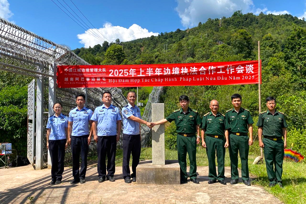 Ngày 29/7/2025, tại cột mốc số 3 (tuyến biên giới Việt Nam - Trung Quốc), Đồn Biên phòng A Pa Chải do Thượng tá Nguyễn Đức Dũng - Đồn trưởng làm trưởng đoàn đã tiến hành hội đàm tại thực địa với Đại đội quản lý biên giới Giang Thành thuộc Chi đội quản lý biên giới Phổ Nhĩ, Trung Quốc do Cảnh trưởng cấp 1 Hoàng Đạo - Đại đội trưởng Đại đội quản lý biên giới Giang Thành làm trưởng đoàn. 