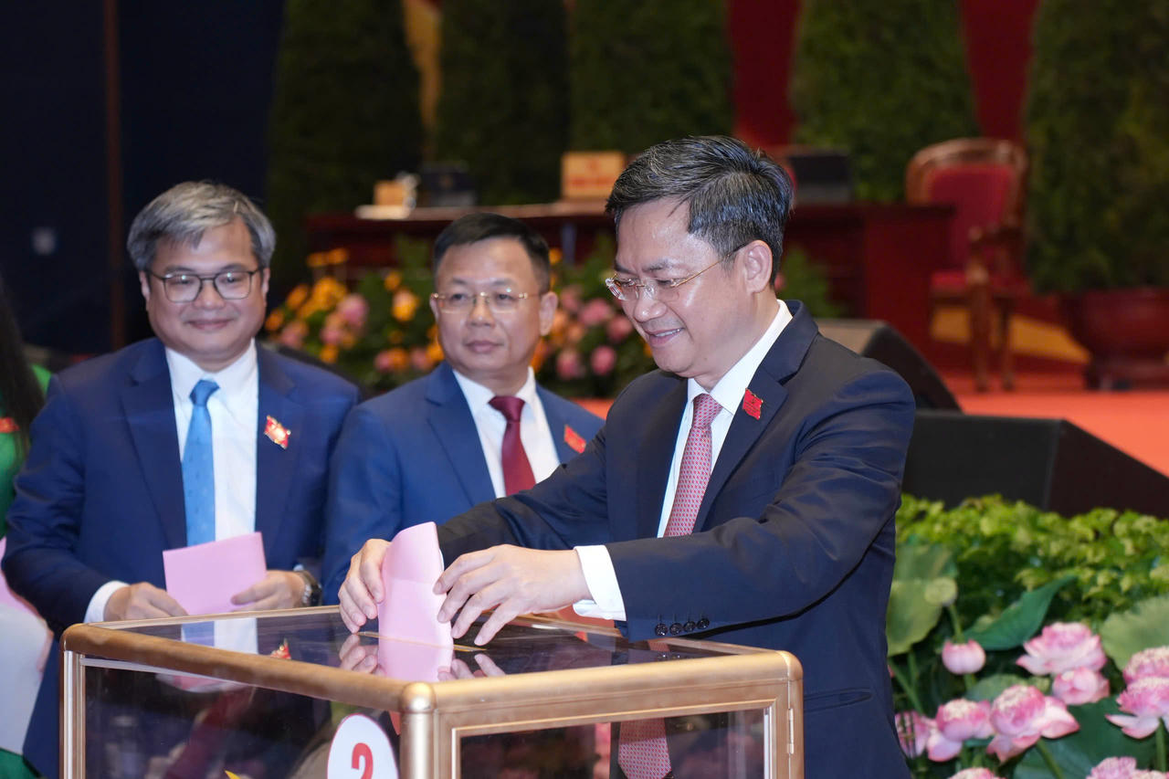 Các đại biểu bỏ phiếu bầu Ban Chấp hành Đảng bộ TP Hà Nội nhiệm kỳ 2025-2030.&nbsp;