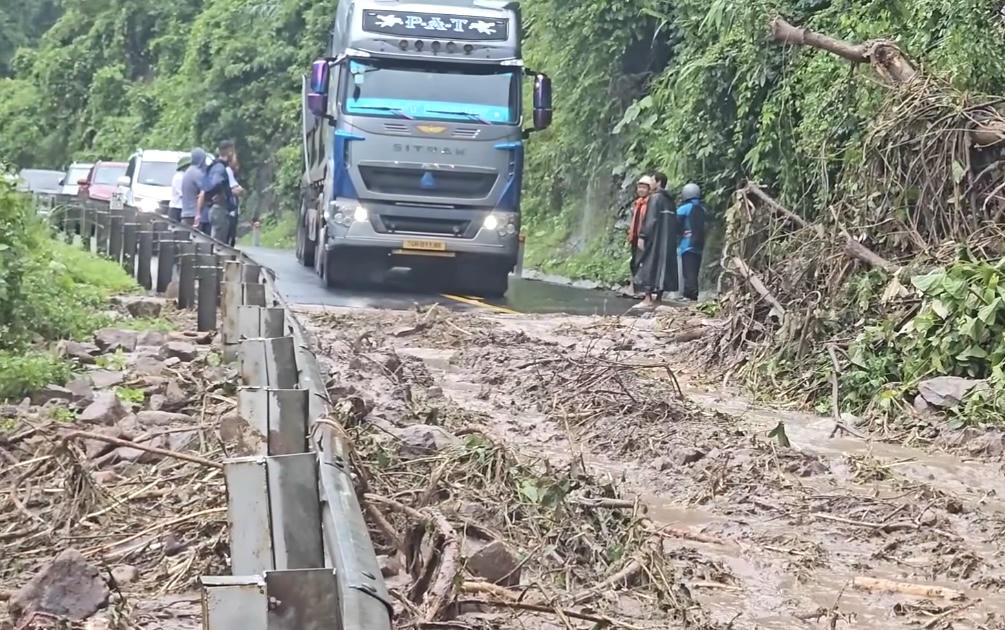 Từ Km282+500 đến Km283+210 đường Hồ Chí Minh nhánh Tây thuộc xã Tà Rụt xuất hiện 2 điểm sạt lở với lượng lớn đất, đá và cây rừng đổ ra đường gây ùn tắc giao thông.