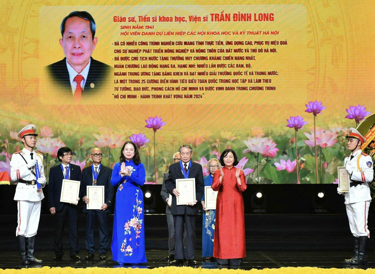 GS.TSKH.Viện sĩ Trần Đình Long tại Lễ Vinh danh công dân ưu tú Thủ đô năm 2025