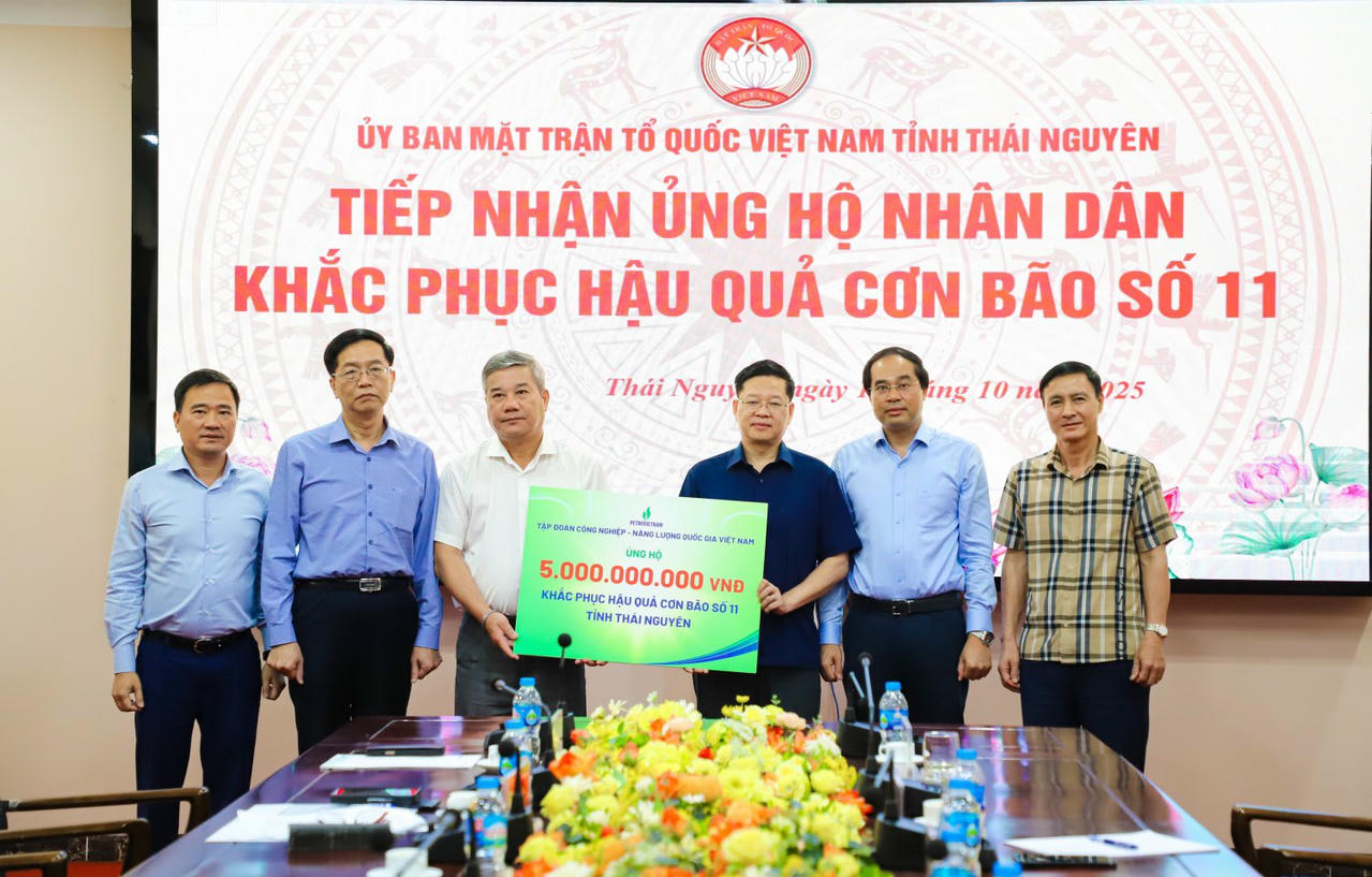 Phó Bí thư Thường trực Đảng ủy Petrovietnam Trần Quang Dũng, Phó Tổng Giám đốc Petrovietnam Đỗ Chí Thanh trao 5 tỷ đồng cho tỉnh Thái Nguyên khắc phục hậu quả bão số 11.