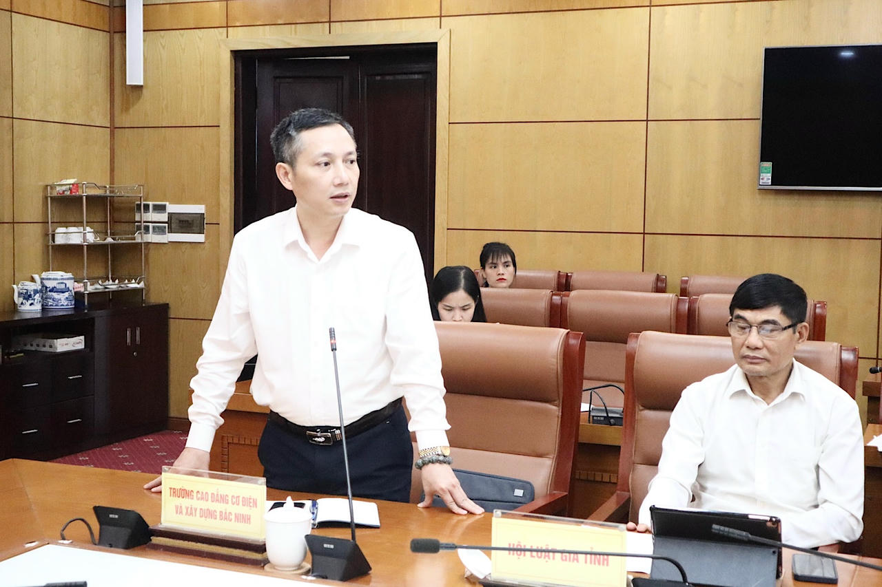 Đại diện lãnh đạo Trường Cao đẳng cơ điện và xây dựng Bắc Ninh phát biểu tại hội nghị.