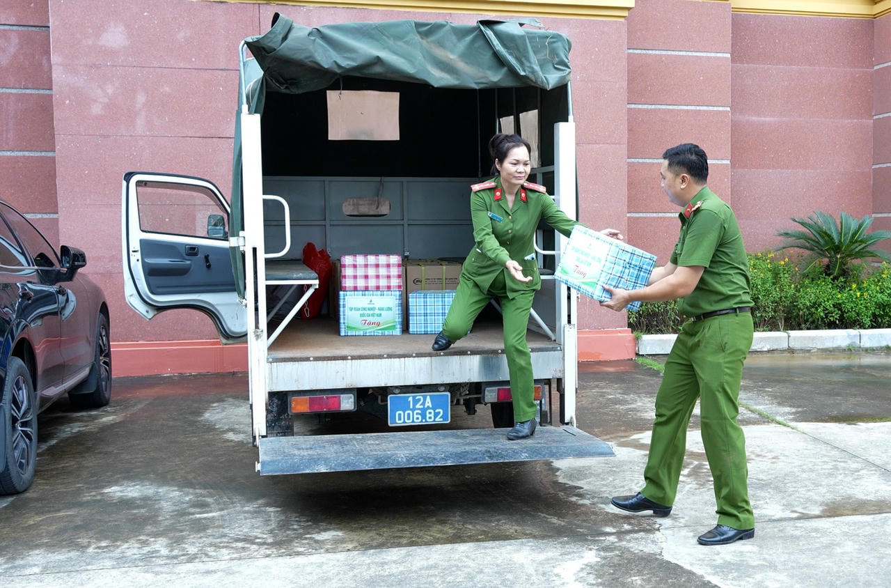 Bên cạnh đó, Petrovietnam đã hỗ trợ khoảng 25.000 quyển vở cho học sinh trên địa bàn tỉnh Lạng Sơn.