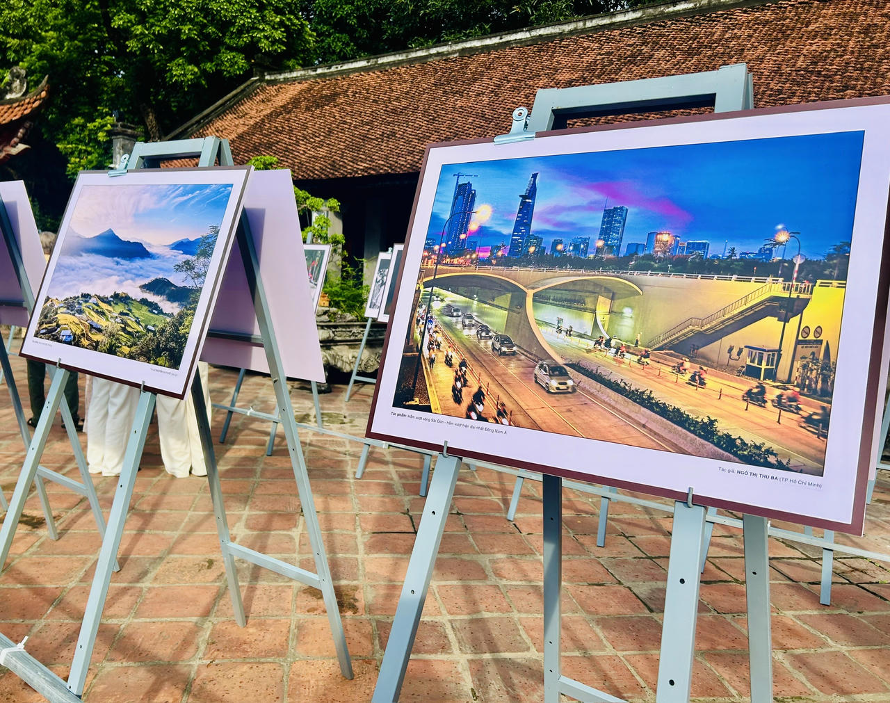 Triển lãm ảnh thời sự -nghệ thuật "Tổ quốc - 80 mùa thu Độc lập" diễn ra từ 15/10 đến hết ngày 19/10 tại Văn Miếu - Quốc Tử Giám (Hà Nội) (ảnh Thùy Dương).