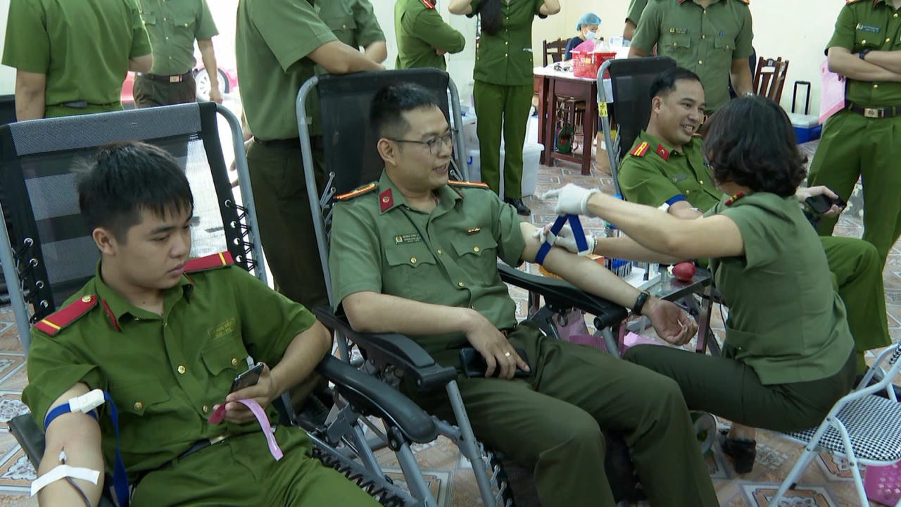 Công an tỉnh Hưng Yên hiến gần 500 đơn vị máu tại Ngày hội hiến máu tình nguyện.