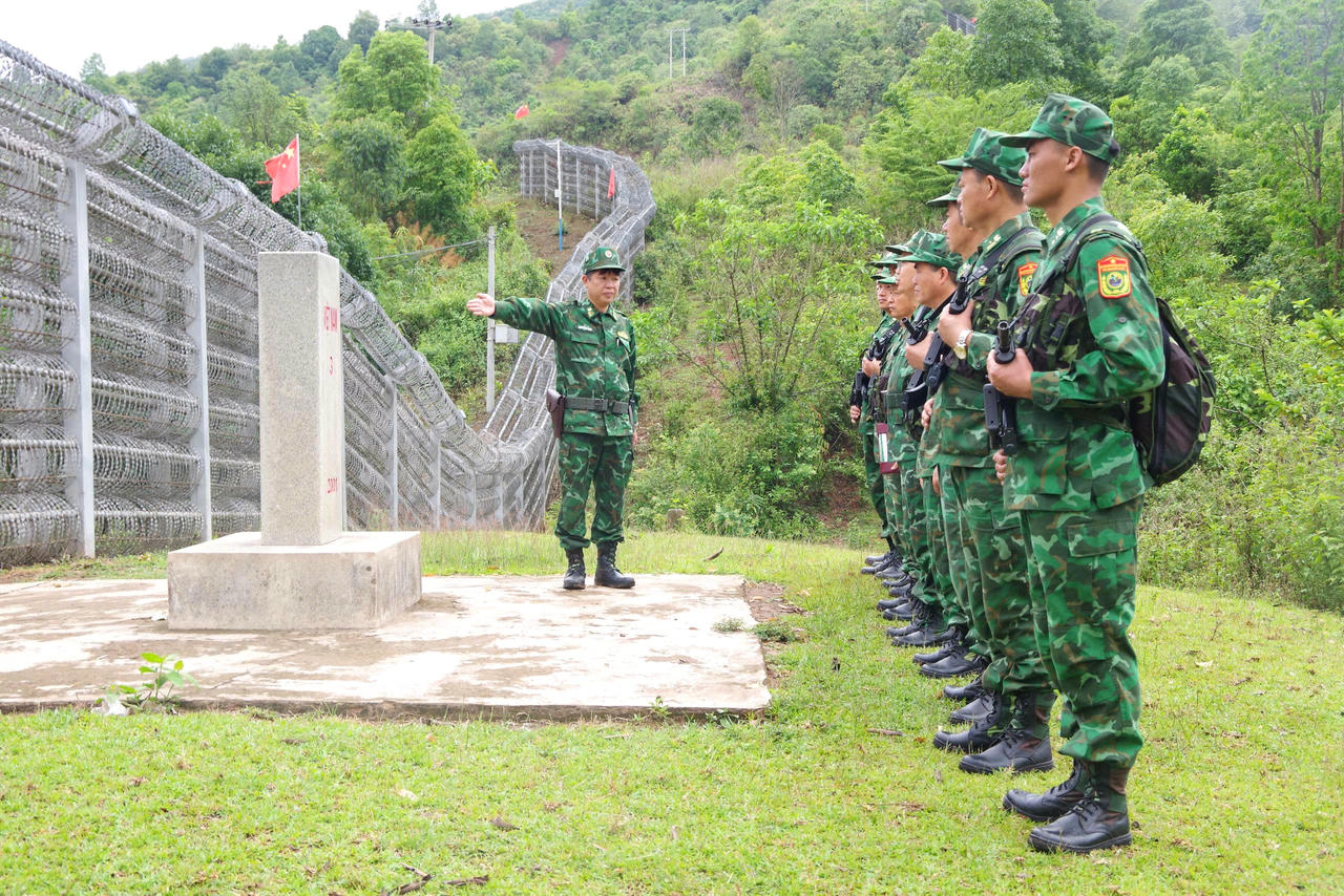 Đồn Biên phòng A Pa Chải đứng chân trên địa bàn xã Sín Thầu, được giao quản lý đoạn biên giới dài 38,281km với 16 mốc quốc giới, trong đó có 17,368km đường biên giới Việt Nam - Trung Quốc với 8 mốc quốc giới; 20,913km đường biên giới Việt Nam - Lào với 7 mốc quốc giới và 1 mốc giao điểm ngã ba đường biên giới ba nước Việt Nam - Trung Quốc - Lào.

