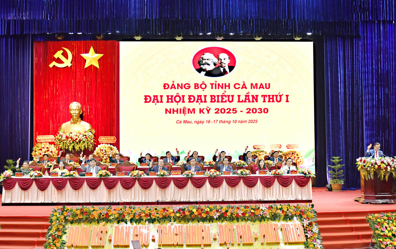 Đoàn Chủ tịch Phiên trù bị Đại hội đại biểu Đảng bộ tỉnh Cà Mau lần thứ I, nhiệm kỳ 2025 - 2030, với phương châm “Đoàn kết - Dân chủ - Trách nhiệm - Đột phá - Phát triển”. (Ảnh: BTC Đại hội)