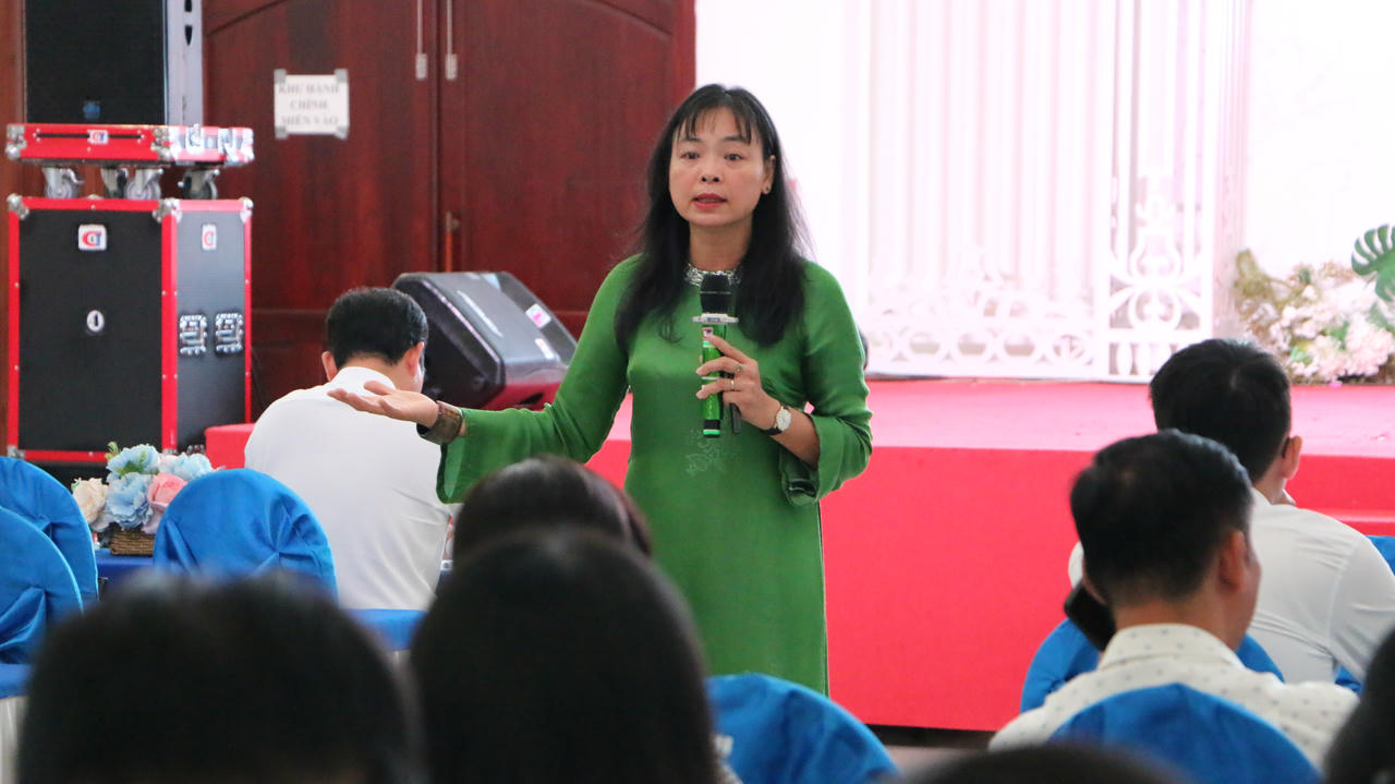 Tiến sĩ Vũ Hoài Phương – Giảng viên Học viện Báo chí và Tuyên truyền trình bày nội dung báo cáo