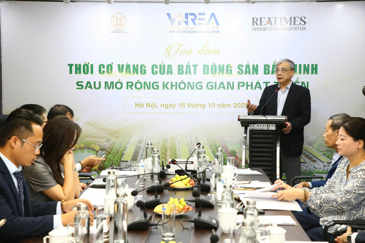 PGS.TS. Trần Đình Thiên - Thành viên Hội đồng Tư vấn chính sách của Thủ tướng Chính phủ, Nguyên Viện trưởng Viện Kinh tế Việt Nam trình bày tham luận