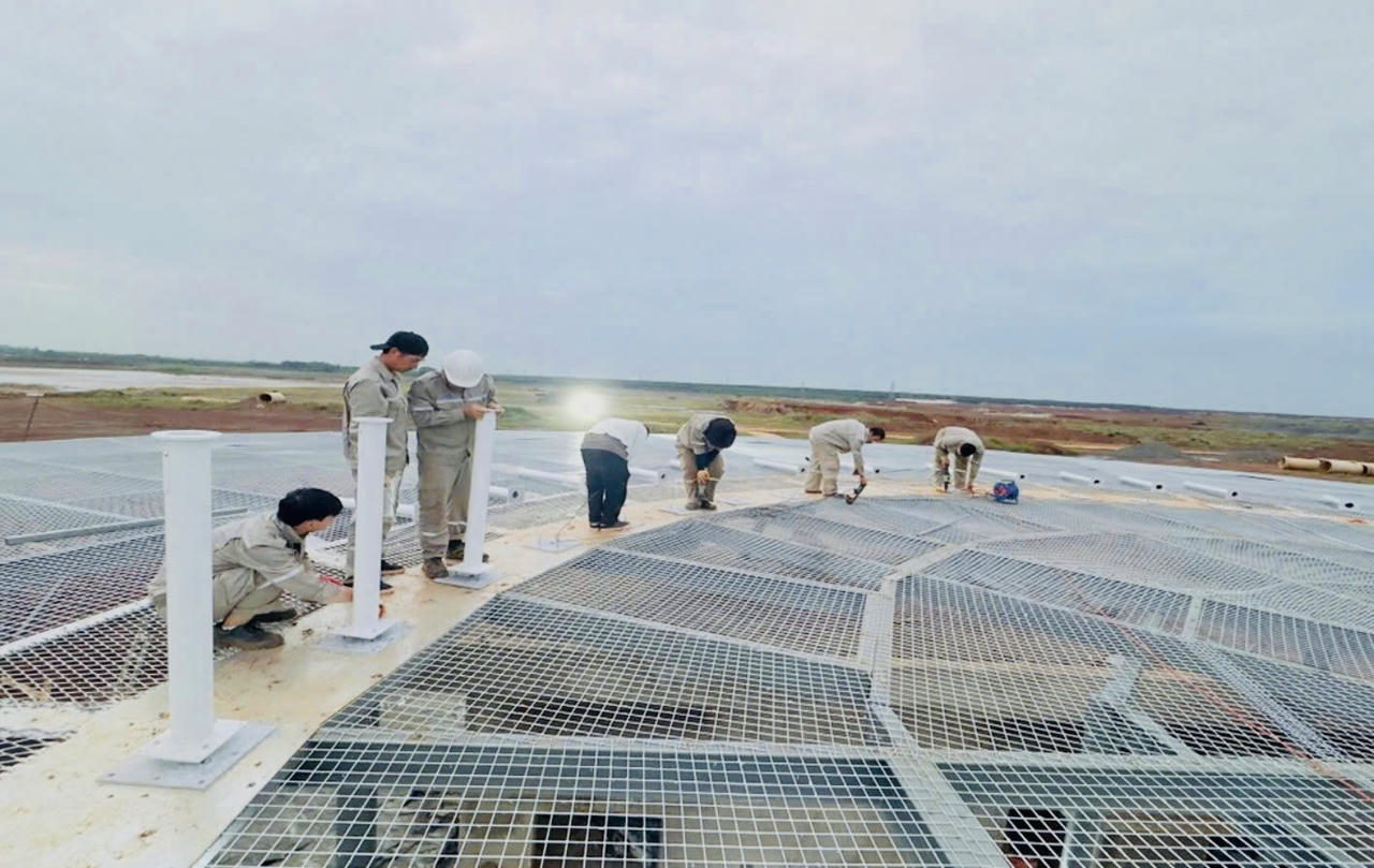 Thi công lắp đặt cột anten sideband trong dự án thành phần 2 sân bay Long Thành.