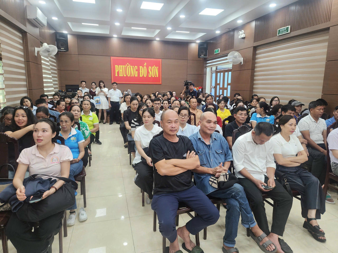 Đại diện các cơ sở kinh doanh dịch vụ lữ hành, ẩm thực đường phố tham dự hội nghị tập huấn. 