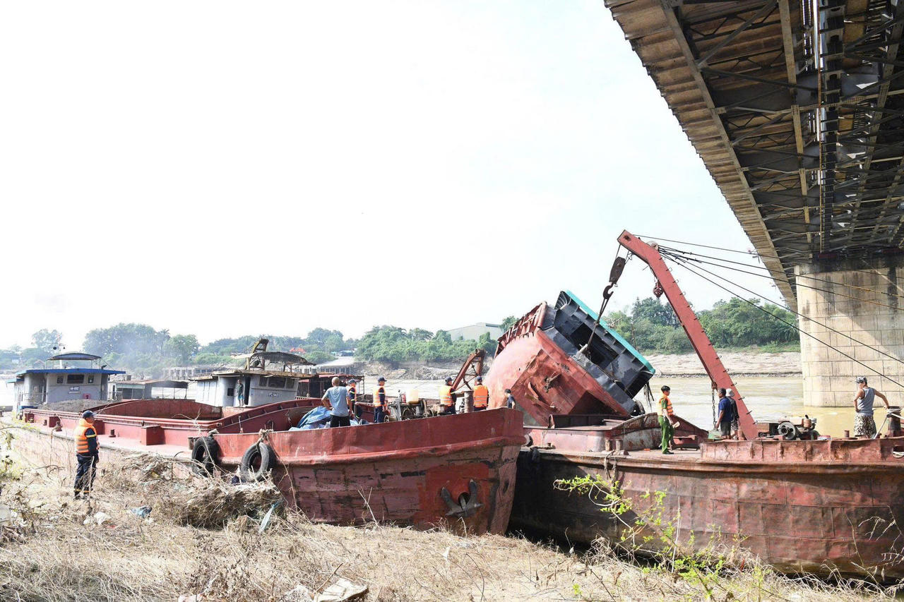 Tàu cát được lực lượng chức năng trục vớt (Ảnh: Công an tỉnh Phú Thọ)