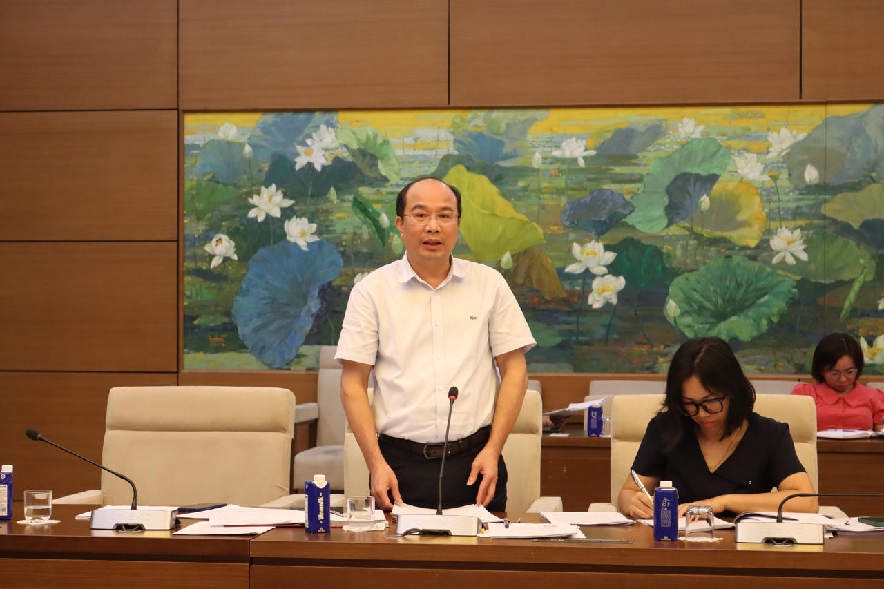 Cục trưởng Cục Quản lý thi hành án dân sự Nguyễn Thắng Lợi báo cáo tại Tọa đàm. (Ảnh: HT)