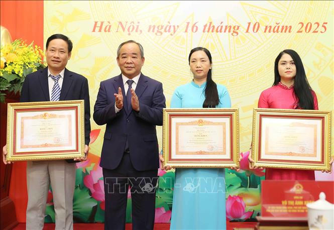 Chủ nhiệm Văn phòng Chủ tịch nước Lê Khánh Hải trao Bằng khen của Thủ tướng cho các cá nhân. Ảnh: TTXVN