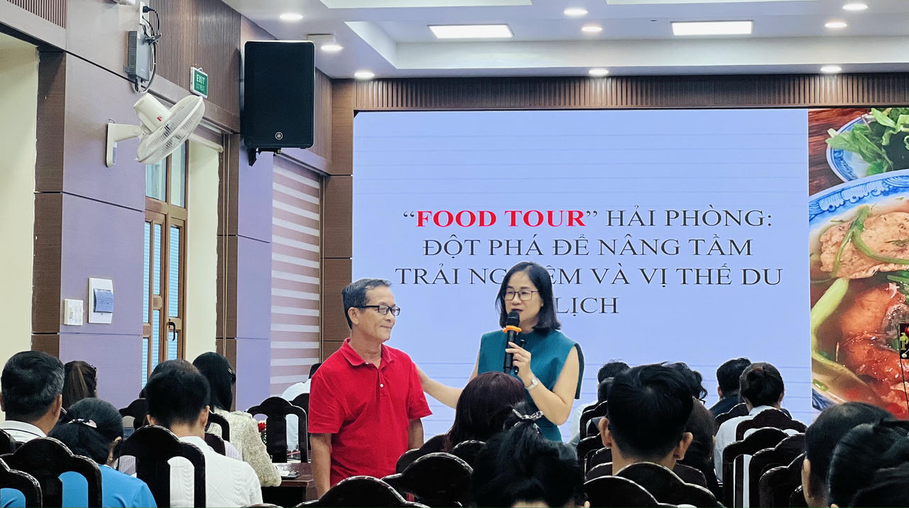 Trao đổi giữa giảng viên với các cơ sở kinh doanh tại buổi tập huấn.